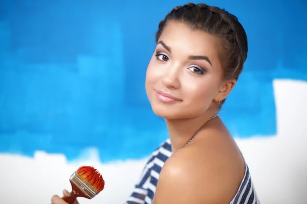 Happy beautiful young woman doing wall painting — Stock Photo, Image