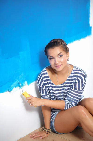 Feliz hermosa joven mujer haciendo pintura de pared — Foto de Stock