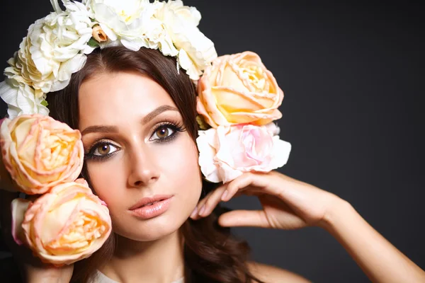 Porträtt av en vacker kvinna med blommor i håret. Fashion — Stockfoto