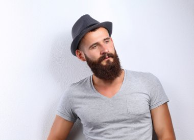 Ayakta, gri arka plan üzerinde izole yakışıklı adam portresi