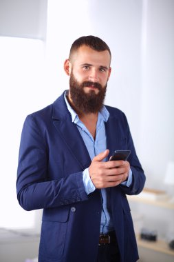 Ofiste masasının karşısında duran bir iş adamı ya da yönetici.