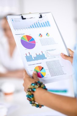 masada oturan ofis, birlikte çalışan iki kadın