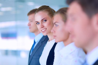 Başarılı iş takım ayakta Office gülümseyen