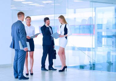 Başarılı iş takım ayakta Office gülümseyen