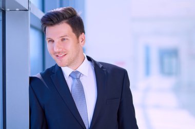 Ofisteki pencerenin yanında duran işadamının portresi