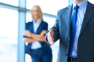 Genç işadamı office el sıkışması ayakta hazır