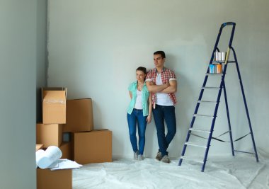 Yeni eve taşınan genç çiftin portresi.