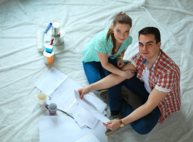 Genç çift daire planı ile katta oturan