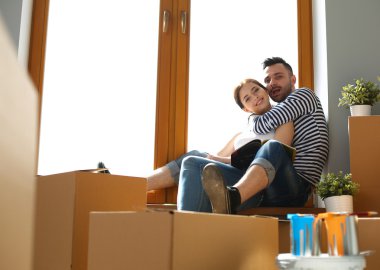 Yeni eve taşınan genç çiftin portresi.