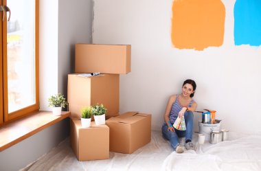 kadın boya renk örneğini yeni ev ahşap yerde oturmak için seçim