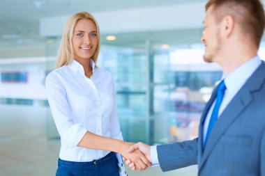 İki başarılı iş adamı birbiriyle tokalaşıyor.