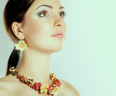Boncuklar, beyaz zemin üzerine izole olan kadın portresi