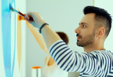 Mutlu gülümseyen genç çift boya iç cephe yeni evin portresi