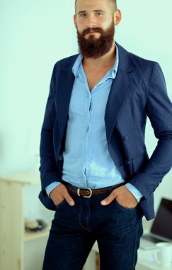 Ayakta, gri arka plan üzerinde izole yakışıklı adam portresi