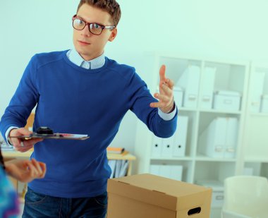 Yeni bir proje üzerinde çalışan genç iş adamları