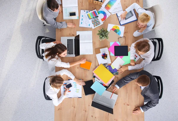 Uomini d'affari che siedono e discutono alla riunione di lavoro, in ufficio — Foto Stock