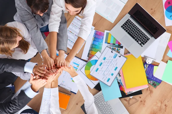 Business team met handen bij elkaar - teamwork concepten — Stockfoto