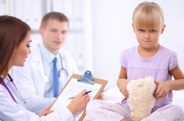 Médico femenino examinando a un niño con estetoscopio en cirugía — Foto de Stock