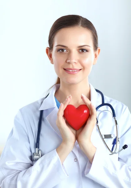 Médica com estetoscópio segurando coração — Fotografia de Stock