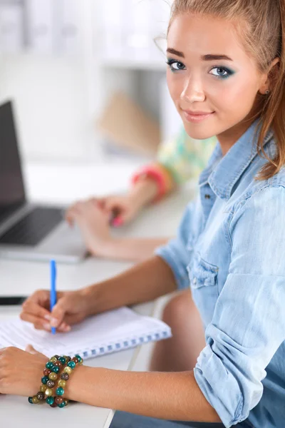 Twee vrouwen samen te werken op kantoor, zittend op het Bureau — Stockfoto