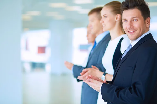 Gente de negocios sonrientes aplaudiendo una buena presentación en la oficina — Foto de Stock