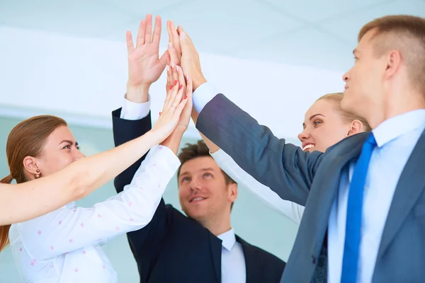 Mensen uit het bedrijfsleven met hun handen samen in een cirkel — Stockfoto