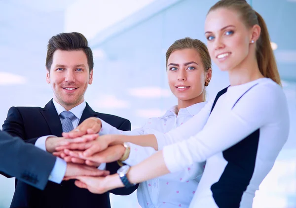 Gente de negocios con las manos juntas en un círculo — Foto de Stock