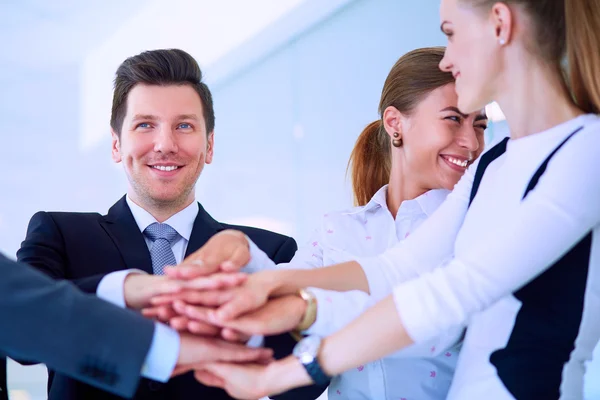 Empresários com as mãos juntas num círculo — Fotografia de Stock
