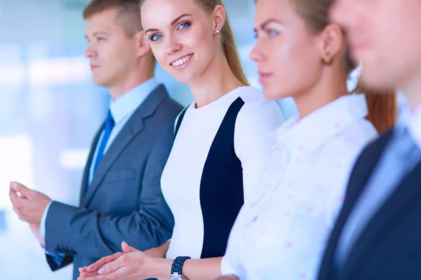 Gente de negocios sonrientes aplaudiendo una buena presentación en la oficina — Foto de Stock