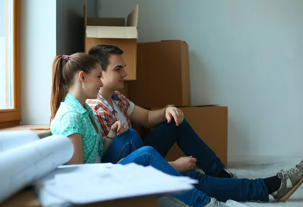 Retrato de pareja joven mudándose en un nuevo hogar —  Fotos de Stock