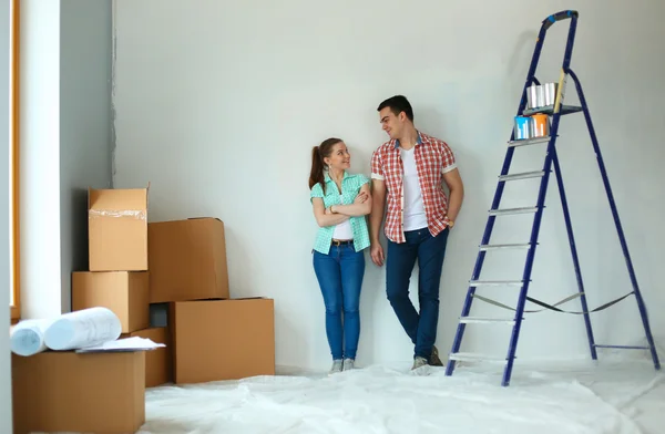 Portrait of young couple moving in new home — Stock Photo, Image