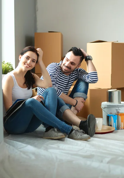 Retrato de casal jovem se movendo em nova casa — Fotografia de Stock