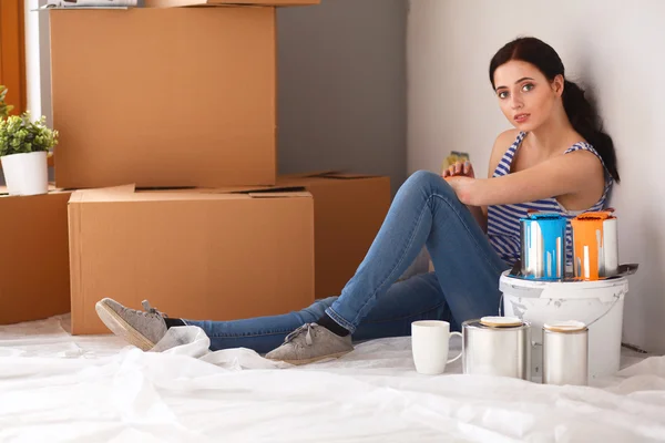 Kobieta w nowym domu z kartonowymi pudełkami — Zdjęcie stockowe