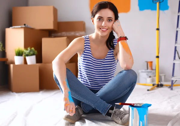 Donna in una nuova casa con scatole di cartone — Foto Stock