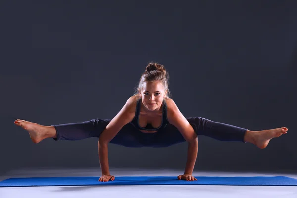 Ritratto di ragazza sportiva che fa esercizio di stretching yoga — Foto Stock