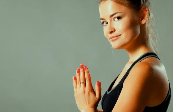 Junge Frau sitzt in Lotusposition auf dem Boden — Stockfoto