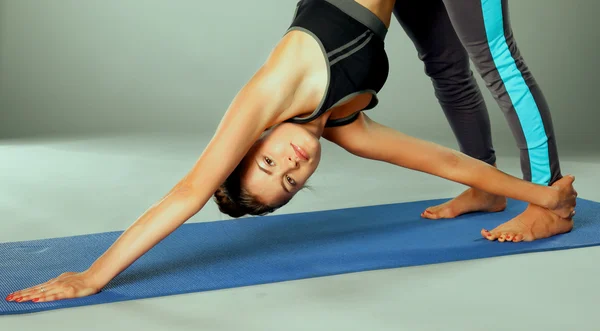 Retrato de chica deportiva haciendo ejercicio de estiramiento de yoga —  Fotos de Stock
