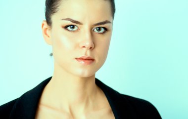 ayakta, gri arka plan üzerinde izole genç kadın