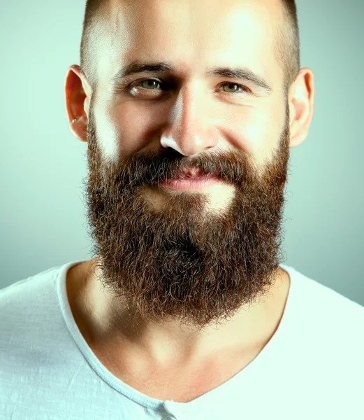 Retrato de hombre guapo de pie, aislado sobre fondo gris — Foto de Stock