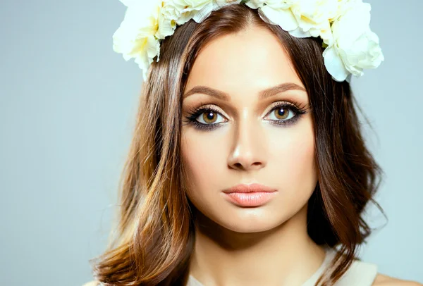 Portrait of a beautiful woman with flowers in her hair. Fashion — Stock Photo, Image