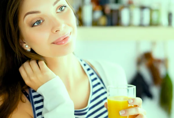 Retrato de uma mulher bonita segurando vidro com suco saboroso — Fotografia de Stock