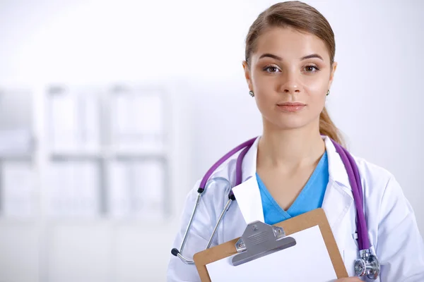 Ärztin steht mit Ordner im Krankenhaus — Stockfoto