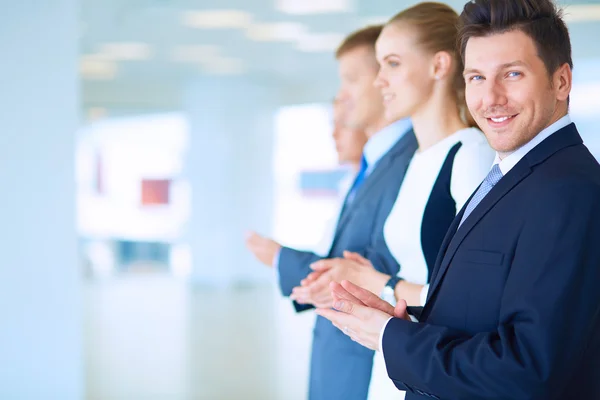 Glimlachende zakenmensen applaudisseren voor een goede presentatie op kantoor — Stockfoto