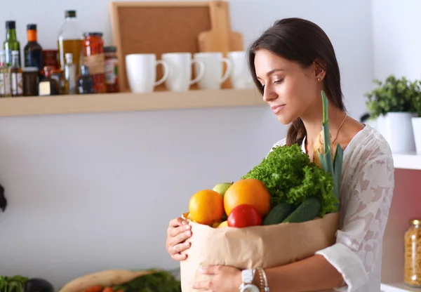 Mujer joven sosteniendo bolsa de la compra de comestibles con verduras — Foto de Stock