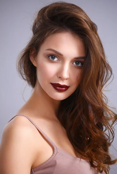 Retrato de mujer hermosa, aislado sobre fondo gris — Foto de Stock