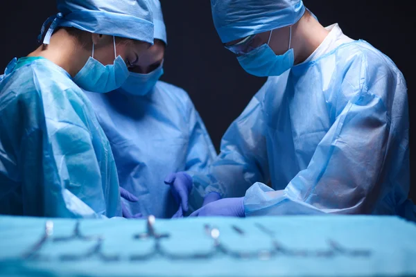 Team surgeon at work in operating room — Stock Photo, Image