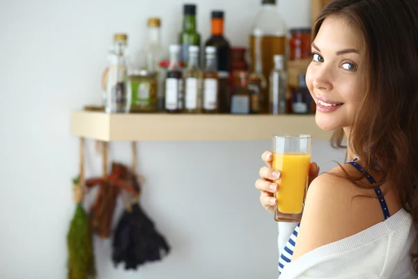 Retrato de una bonita mujer sosteniendo un vaso con sabroso jugo —  Fotos de Stock