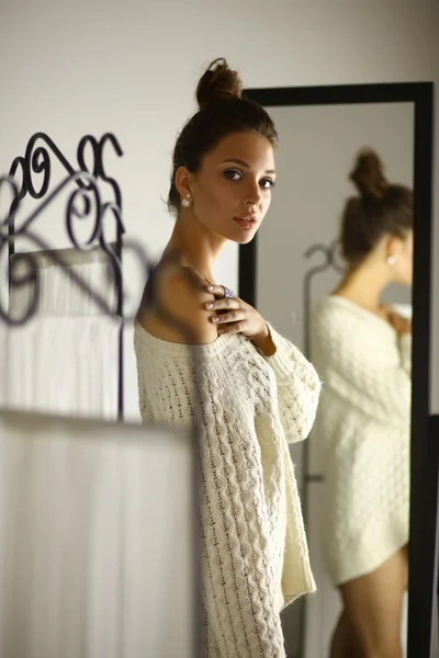 Retrato de uma mulher bonita em suéter em casa — Fotografia de Stock