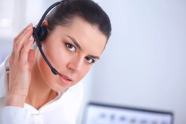 Retrato de primer plano de un agente de servicio al cliente sentado en la oficina — Foto de Stock