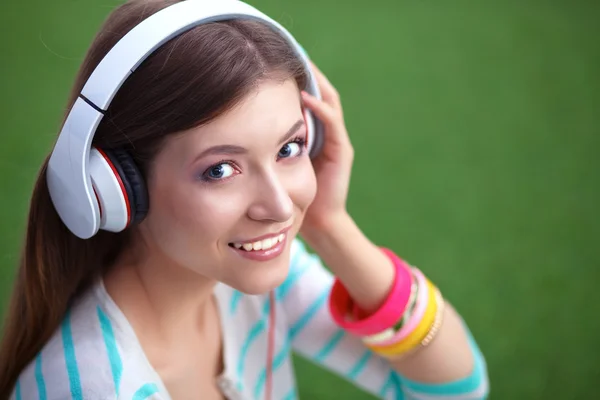 Mulher ouvindo a música — Fotografia de Stock